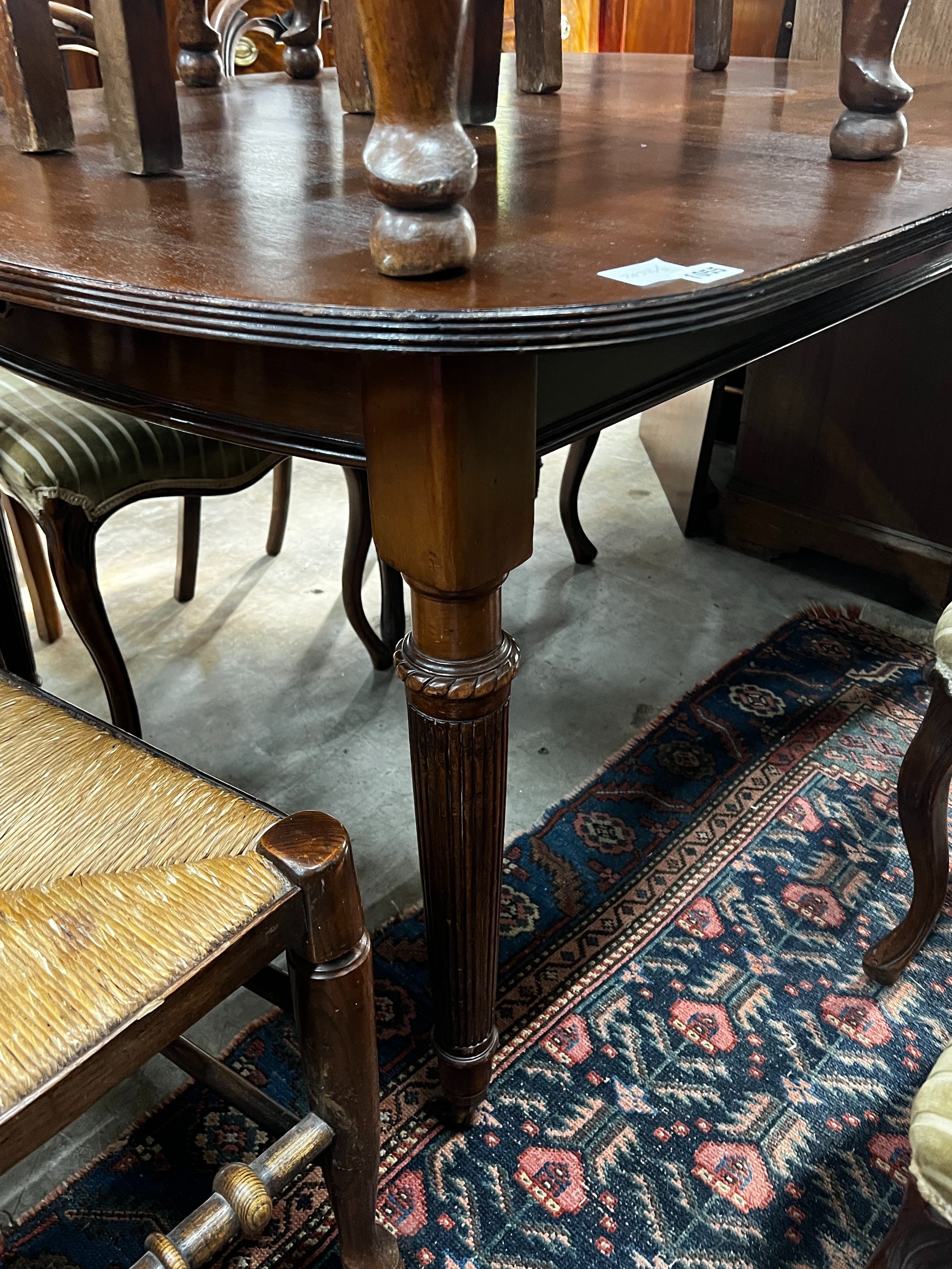 An Edwardian mahogany extending dining table, length 180cm extended, one spare leaf, width 107cm, height 75cm